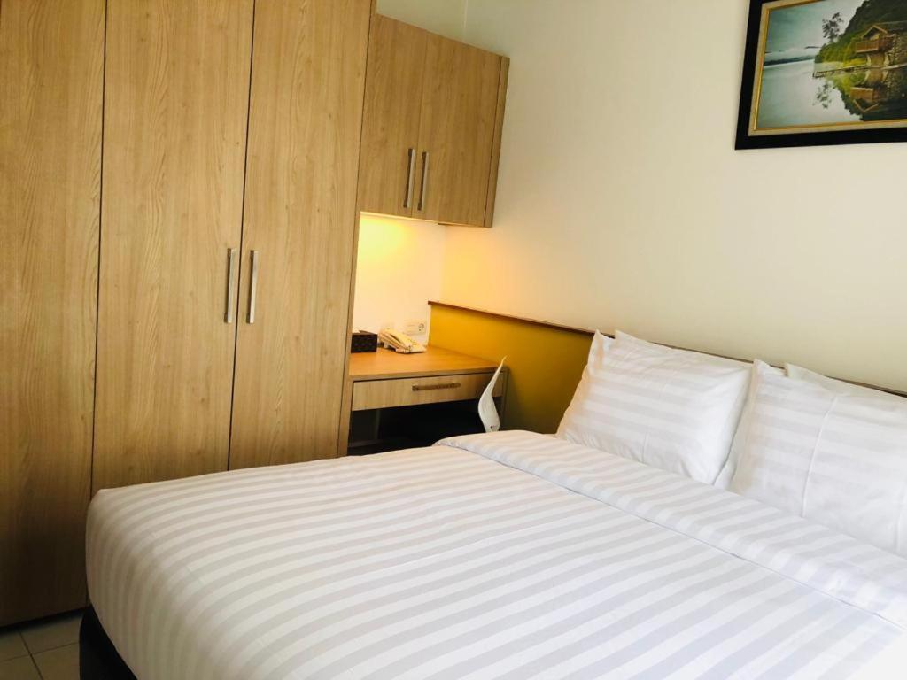 Bening Boutique Hotel Managed By Salak Hospitality Bekasi Buitenkant foto