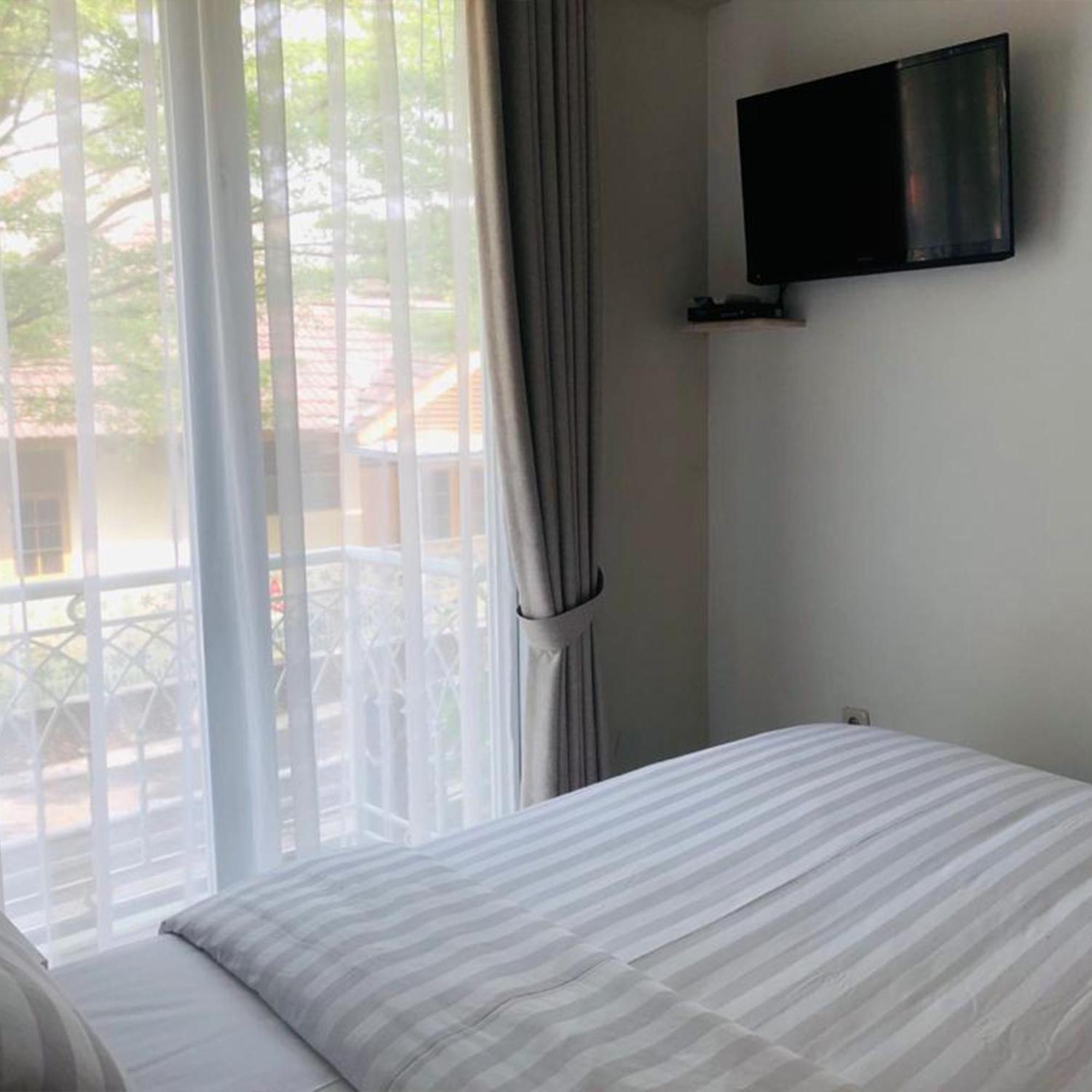 Bening Boutique Hotel Managed By Salak Hospitality Bekasi Buitenkant foto