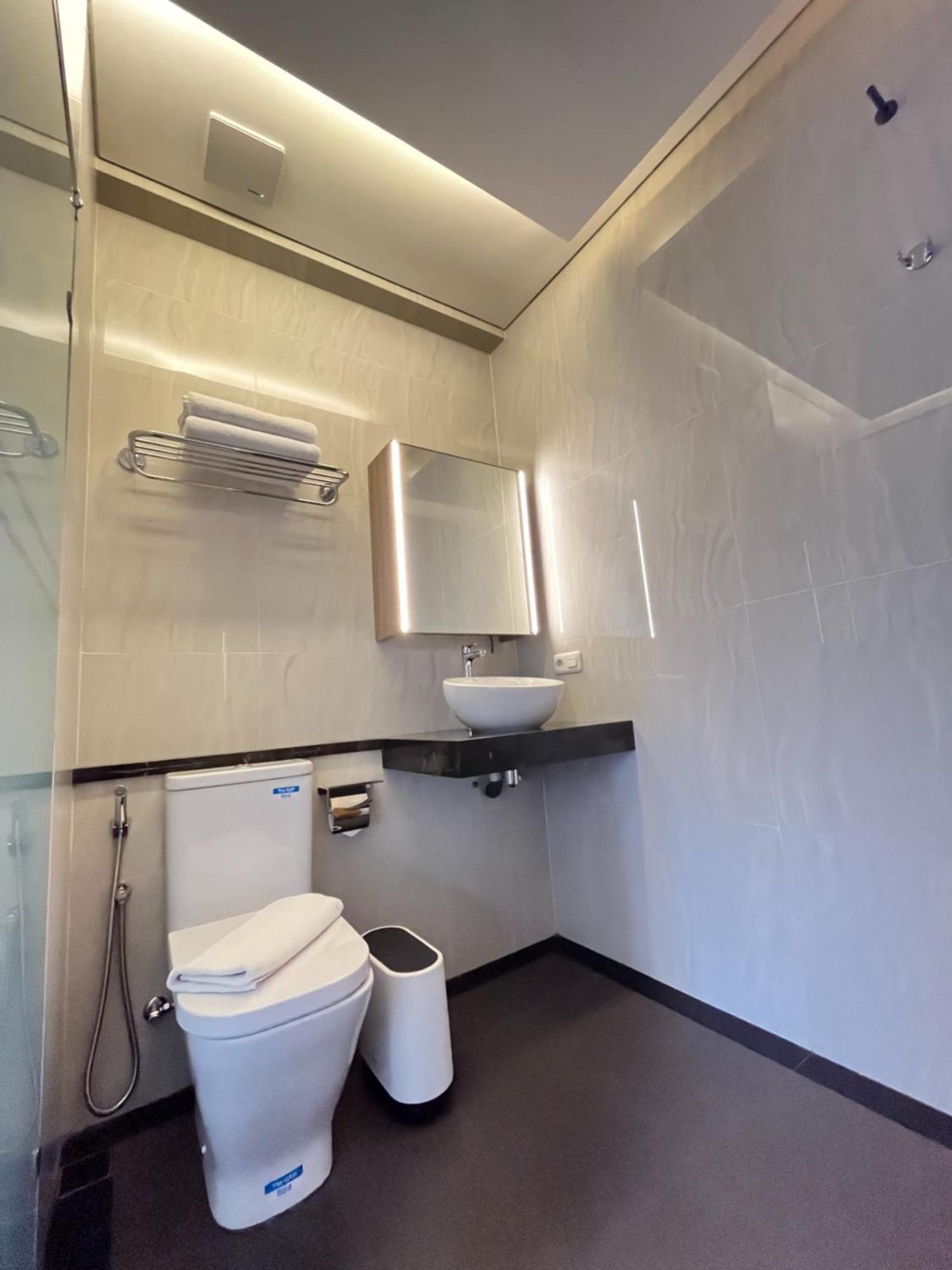 Bening Boutique Hotel Managed By Salak Hospitality Bekasi Buitenkant foto